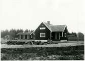 Hållplats öppnad  1908. Upphörde 1939. Det förekommer två olika stavningar på stationsnamn Kjällshed och Källshed.