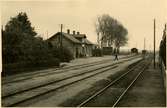 Stationen öppnades 1893 av HHJ, Helsingborg - Hässleholms Järnväg. Expeditionsställe anlagt 1896. Envånings stationshus i tegel. Mekanisk växelförregling. Stationshuset finns kvar som privatbostad.