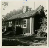 Gamla stationshus. Trafik platsen öppnad 1856. Det första stationshuset var en- och enhalvvånings träbyggnad.
Stationen öppnades1876 av SWB, Stockholm - Västerås - Bergslagens Järnväg.  Då byggdes nytt stationshus vid breddningen väster om bangården av arkitekt Axel Kumlien. Det damla stationshuset är numera museum.