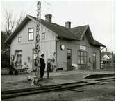 Trafikplats anlagd och station öppnad 1894. En och en halv våning stationshus i trä. Stationen nedlagd 1959-11-01 etapp 1 och  1960-12-16 etapp 2.