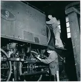 KUJ Ånglok 9. KURJ s verkstad i Köping. Lokverkstaden april 1952. Underhållsarbete på ånglok.