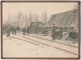 Text påkortet - Tåg nr 751 urspårade å linjen Lamhult - Lidnäs den 27/1 1912 varvid spåret fullständigt upprevs. 190 meter och28 vagnar urspårade. Olyckan orsakades av att en hjulring å en vagn sprang sönder.
