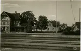 Stationen öppnades 1877. Tvåvånings stationshus i tegel. Expeditionslokalerna och väntsalen utökades 1905 och därmed flyttades tjänstebostaden för stationsföreståndaren till andra våningen. Mekanisk växelförregling . Stationen öppnades 1.9.1877. Endast hållplats fram till 1881 då ett provisoriskt stationshus uppfördes. Kombinerad poststation från 15.9.1877. Nytt stationshus uppfört 1886, tillbyggt 1906 och ytterligare ombyggt 1936. Lokstall för tio lok år 1945. Strax norr om stationen står den sk Pella-stenen till minne av en banvakt som blev påkörd där