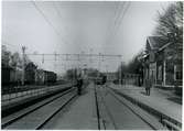 Landvetters station med pasståg och sovvagnshotell för    ps.
Stationen anlades 1893. En och enhalvvånings stationshus i trä. 1922-23 utökades bangården med ett spår .Öppnad 1894. Vattentorn, 1904 kompetterat med en 'pulsometer'. 1915 tillbyggdes godsmagasinet. Vagnslasttrafiken upphörde fr o m 31 maj 1964. Den 1 juni 19´71 indrogs bemanningen och styckegodshanteringen upphörde. Persontrafiken lades ned fr o m 23 maj 1982. Stationshuset disponeras nu av en klädaffär