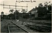 Nytt tvåvånings stationshus i tegel 1910 (SJ 1931), sid 325. Stationen togs i bruk 1860. Det ursprungliga, i en våning uppförda stationshuset i trä, ersattes 1910 med ett nytt stationshus, uppfört i tegel i två våningar. När Årstabron tagits i bruk 26 nov 1929, upphörde persontrafiken. 1910 tillkom två nya ställverk med bro, plattform och hiss. 1900 utvidgades spårsystemet kraftigt, 1931 ytterligare spår. Från järnvägens öppnande till 1930 låg här huvudverkstaden, 1930-31 flyttad till Tomteboda .
Sträckan Liljeholmen - Nyboda till kom sedan stambanans nya sträckning över Årstabron tagits i bruk 1929.11.06