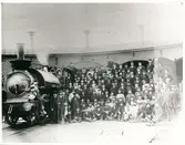 Statens Järnvägar, SJ  Lok 316    En del av personalen vid Liljeholmens Reparationsverkstad i slutet av år 1880.   De tre från höger stående är: Verkmästare F.HJ. Rundqvist, Lokförman P.J. Ekström,                    Verkstadsförman  Almfeldt.