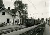 Stationen med ankommande tåg.