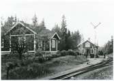 Ljusfors station med ankommande tåg. Stationen togs i bruk 1885.