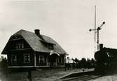 Stationen byggd 1907 .Stationen öppnad 1909 med stationshus som 1991 är kvar som privatbostad, med uthus .Hållplats med en- och enhalvvånings stationshus i trä