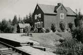 Trafikplats anlagd 1917. Tvåvånings stationshus i trä. Mekanisk växelförregling .Håll- och lastplats öppnad 15.3.1916