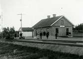 Trafikplats anlagd 1889. Envånings stationshus i tegel, moderniserat på 1930-talet