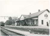 1888-03-12  det första malmtåget kom ned till Luleå. Stationshuset färdigtbyggdes 1887. Exploateringen i malmgruvorna började öka. Kapaciteten har successivt också ökat genom förstärkning av bana, broar, mötesstationer och elektrisk drift. Första stora ombyggnaden av Luleå station kom på 1920-talet.