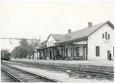 1888-03-12  det första malmtåget kom ned till Luleå. Stationshuset färdigtbyggdes 1887. Exploateringen i malmgruvorna började öka. Kapaciteten har successivt också ökat genom förstärkning av bana, broar, mötesstationer och elektrisk drift. Första stora ombyggnaden av Luleå station kom på 1920-talet.
