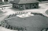 Trädgårdsanläggning vid stationen.
Stationen öppnad 1901 med ett stationshus i trä, som ansågs vara ett provisorium tills banan dragits in till Kristianstad C. Nytt stationshus byggdes dock först 1954-55, varefter det gamla revs.