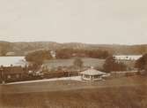 Hållplats vid Landvettersjön, anlagd 1906. Envånings stationspaviljong,   väntsalsbyggnad, ritad av arkitekt Folcke. På spåret väntar ett lokaltåg med något av loken 20-21.