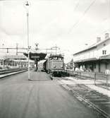 Stationen. På spåret väntar ett U-lok med tåg.