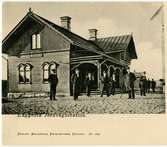 Stationen uppfördes 1895. 1935 ombyggdes stationshuset, varvid den gamla I klass matsalen omändrades till väntsal och expedition. Första åren hade stationen ingen biljettförsäljnging, utan var endast uppehållsstation för genomresande, som när tåget gjorde en avstickare till Mariefred här intog måltid eller dyl. Stationen disponeras sedan 1995 av museibanan ÖSlJ . Stationen hette under senare år, 1990-talet, LÄGGESTA-MARIEFRED.