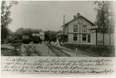 Stationen anlagd samtidigt med banan. 1938 moderniserades stationshuset, två våningar i trä .
Roslagsbanan
Westin,Andersson,Löfgren och Wilbrand