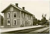 Stationen anlagd samtidigt med banan. 1938 moderniserades stationshuset, två våningar i trä