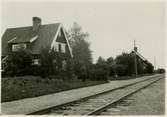 Hållplats anlagd 1912. Envånings stationshus i trä ihopbyggt med godsmagasinet. Expedition och väntsal reparerades 1945 .