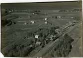 Hållplats anlagd 1912. Envånings stationshus i trä ihopbyggt med godsmagasinet. Expedition och väntsal reparerades 1945