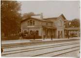 Stationen byggd 1865 av YEJ .Ark. C Adelsköld. Stationen anlades 1865. En- och enhalvvånings byggnad i tegel .
YEJ ,Ystad - Eslövs Järnväg