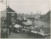 Malmberget 1899 eller 1900, Marknad med textielier och guldsmed,  Finns text foto svårläst.