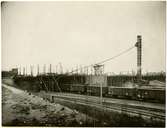 Fördelningstorn med transportränna. Pågående brobyggnad. Bro över bangården i Malmö. Bron färdigbyggd 1924.