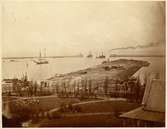 Utsikt över del av Malmö hamn. Segelfartyg och ångfartyg. Fotografen Sharengrad föddes 1834 död 1878. Han blev hovfotograf 1872.