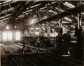 Huvudverkstaden vid Malmö station. Interiör av lokverkstaden. De två närmaste loken är Statens Järnvägar, SJ Kd 522 samt samt SJ Cc 418.