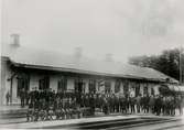 Mjölby station med personal omkring 1908