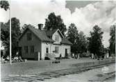 Station anlagd 1905. En- och enhalvvånings stationshus i trä Biljettförsäljningen upphörde 1995/96.
GDG, Tfv Göteborg - Dalarna - Gävle