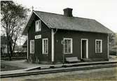 Hållplats anlagd 1874. Envånings stationshus i trä .
HSJ, Hjo - Stentorps Järnväg.