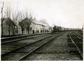 Moms station med Kontinentaltåg.
Envånings stationshus med väntpaviljong mot plattformen. Stationshuset nu rivet .Stationen, som är gränsstation mot Norge, anlades 1879. Envånings stationshus i trä. Mekanisk växelförregling .
DJ, Dalslands Järnväg