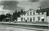 Stationen omb. 1929 . MVJ, anlagd 1891. 1896 öppnades Mora - Mora Noret. Stationshuset ombyggdes och moderniserades 1930. Tre bostadshus med vardera fyra lägenheter uppfördes omkring 1920. Tvåvånings stationshus i trä 
MVJ, Mora - Vänerns Järnväg