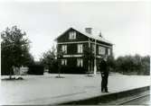 Stationshuset i Moshult, Stationsinspektor poserar utanför.