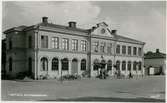 Kopia av Pressbyråns vykort Nr 40175. Motala järnvägsstation sedd från torget.