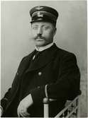 Den första Stationsmästaren i Munkedal 1904 - 1913, Clas Hjalmar Larsson.  Uniformering för stationsmästare för 5 klassens station gällande 1909 - 1921.