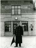 Statens Järnvägar SJ, Den första Stationsmästaren i Munkedal, Clas Hjalmar Larsson mellan 1904 - 1913. Uniformering för stationsmästare för 5 klassens station gällande 1909 - 1921.