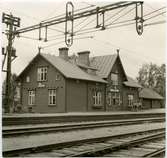 Station anlagd 1893. Hade från början tänkt kallas Byske, vilket också fick ge namn till typen av stationshus, Byske-modellen. En- och enhalvvånings trähus. Stationshuset moderniserades 1944. Järnvägen elektrifierades 1941.