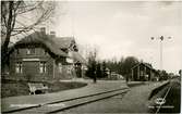 Station öppnad 21 december 1906, Håll- o lastplats från 1937. Gemensam post- och järnvägsstation. En- och enhalvvånings stationshus, till att börja med i trä, senare putsat