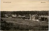 Vy över järnvägsstationen med omnejd. Trafikplats anlagd 1887. Envånings stationshus i trä, med två gavlar mot banan.