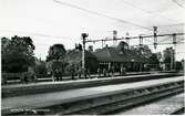 Station, utmed linjen Stockholm-Uppsala, uppförd 1876. Stationshus av Habomodellen. Det nuvarande stationshuset byggdes 1914. Det renoverades 1947. Samtidigt byggdes bangården om. Järnvägen elektrifierades 1934.