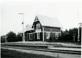 Trafikplats anlagd 1898 och öppnad 15 januari 1900. Stationshus i trä, restaurerat 1949.