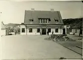 Stationen byggd av Höganäs Mölle Järnväg, HMöJ, 1909. En- och en halv vånings stationshus i sten, på tvären över bangårdsänden. Större omändringar har vidtagits 1926-27.