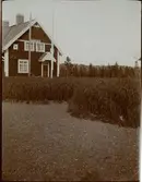 Hållplatsen anlagd 1909. En- och enhalvvånings stationshus i trä