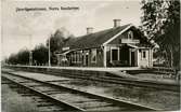 Järnvägsstationen med sitt envånings stationshus i trä