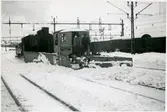 Vingplog i arbete. Efter det stora snöfallet under trettondagshelgen 1948. På vingplogen står från vänster Ban och byggnadsarbetare Stig Jonsson och reparatör Stellan Lindell.