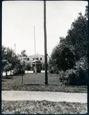 Kiosk med stationshuset i bakgrunden, Nässjö.