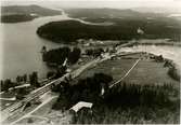 Utsikt över Nässundet med  järnvägsstationen.  Stationen öppnad 1873. Tvåvånings stationshus i trä. Mekanisk växelförregling.